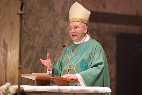 Bischof Dr. Helmut Dieser predigt bei der Eröffnung der Weltsynode im Dom