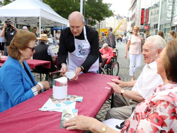 Bischof Dieser verteilt Suppe - Heute bei dir