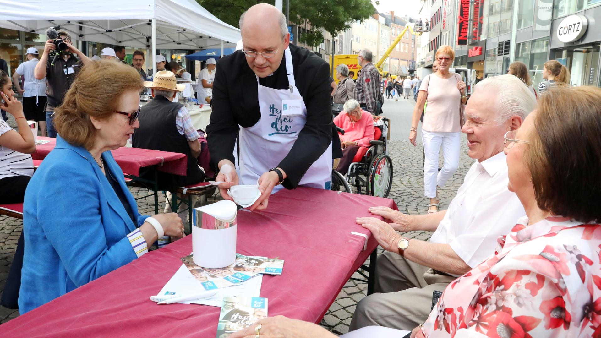 Bischof Dieser verteilt Suppe - Heute bei dir