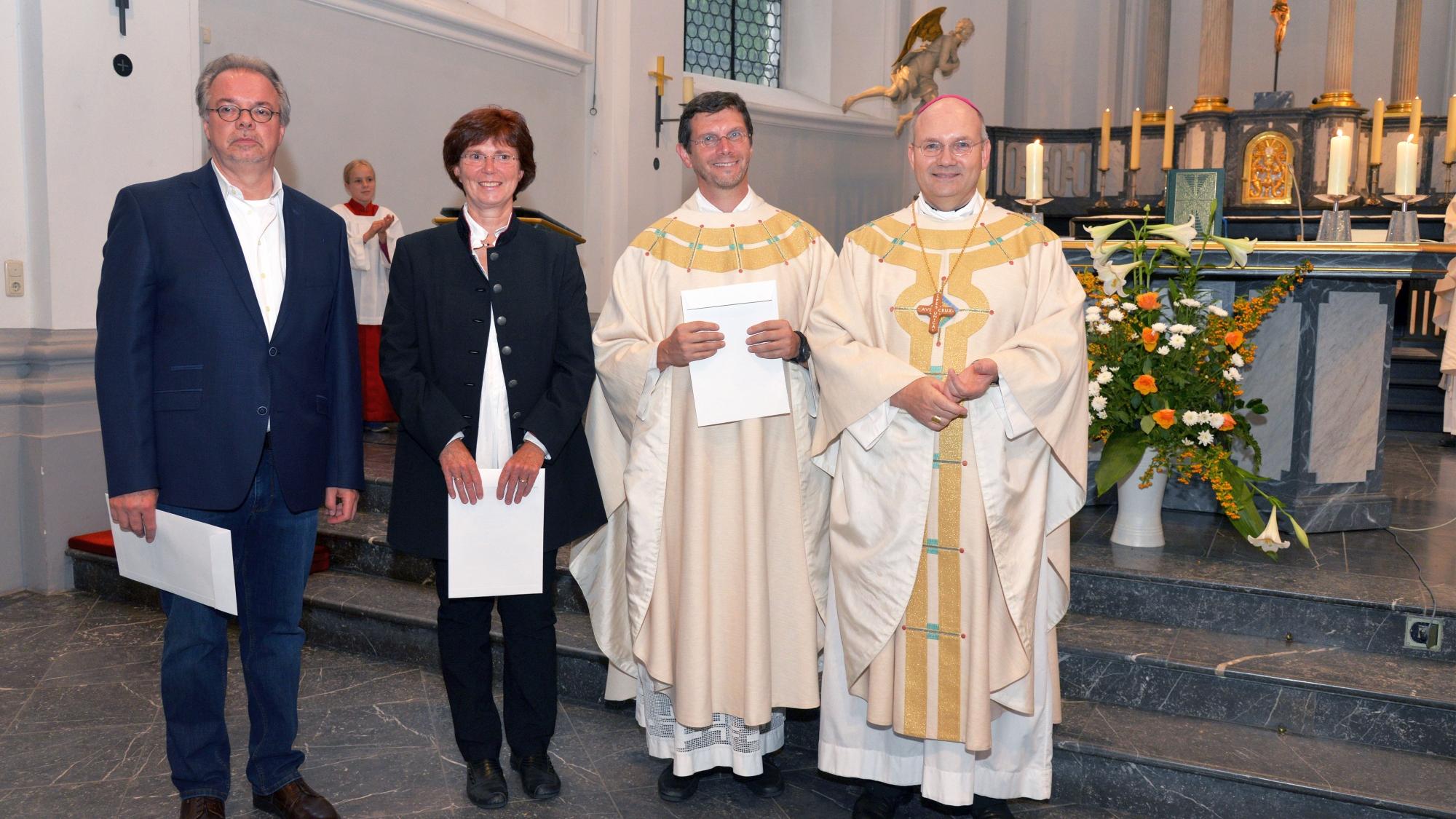 v.li.: Walter Nett (Pfarrei St. Jakob, Ehrenamtlicher Mitarbeiter), Pastoralreferentin Katrin Hohmann (Gemeinschaft der Gemeinden Aachen-Ost/Eilendorf), Regionalvikar Pfarrer Frank Hendriks (St. Gregor von Burtscheid) und Bischof Dr. Helmut Dieser