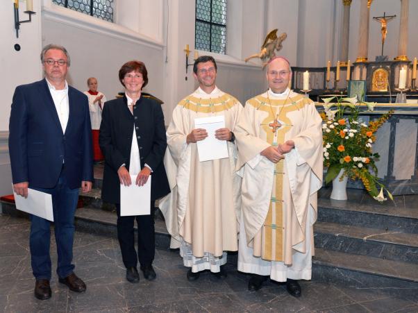 v.li.: Walter Nett (Pfarrei St. Jakob, Ehrenamtlicher Mitarbeiter), Pastoralreferentin Katrin Hohmann (Gemeinschaft der Gemeinden Aachen-Ost/Eilendorf), Regionalvikar Pfarrer Frank Hendriks (St. Gregor von Burtscheid) und Bischof Dr. Helmut Dieser