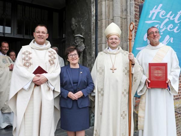 Regionalvikar Propst Markus Bruns, Diakon Stephan Lütgemeier sowie die ehrenamtliche Mitarbeiterin Hiltrud Derix mit Bischof Dr. Helmut Dieser