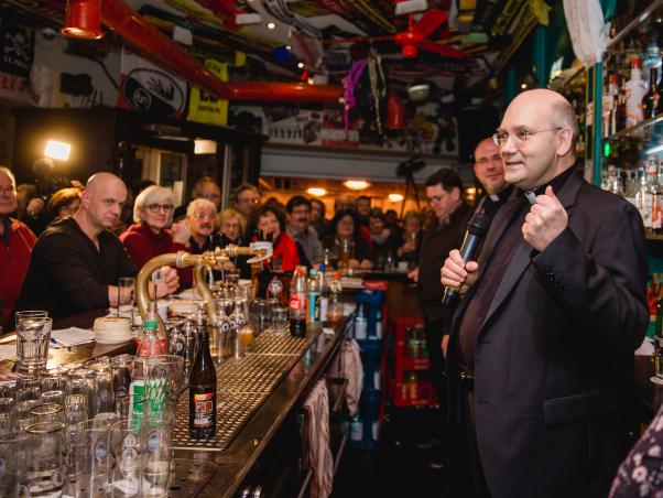 200 Gäste beten mit Bischof Dieser bei „Heute beim Bier“