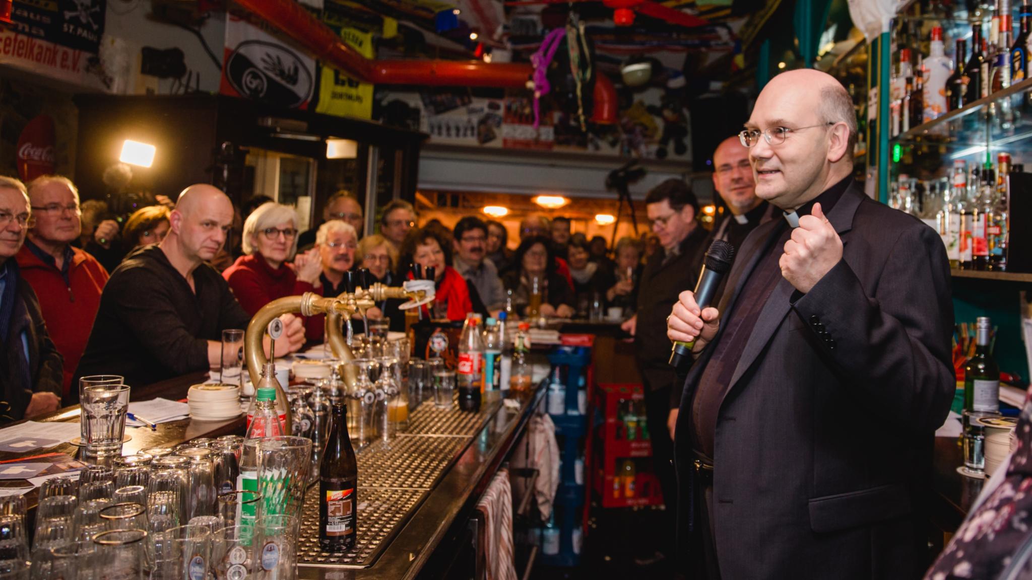 200 Gäste beten mit Bischof Dieser bei „Heute beim Bier“