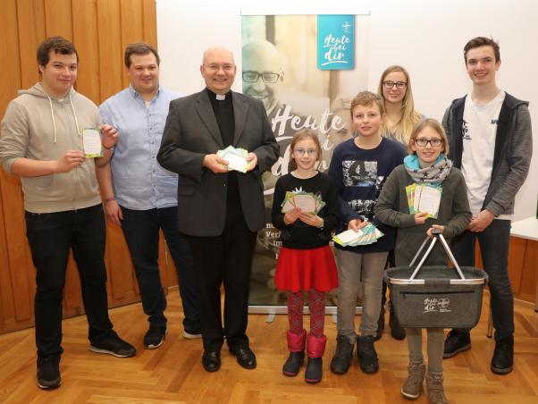 Simone Krebsbach (2.v.r.) und Simon Hinz (2.vl.), beide KjG, hatten die Idee zur Postkarten-Aktion.