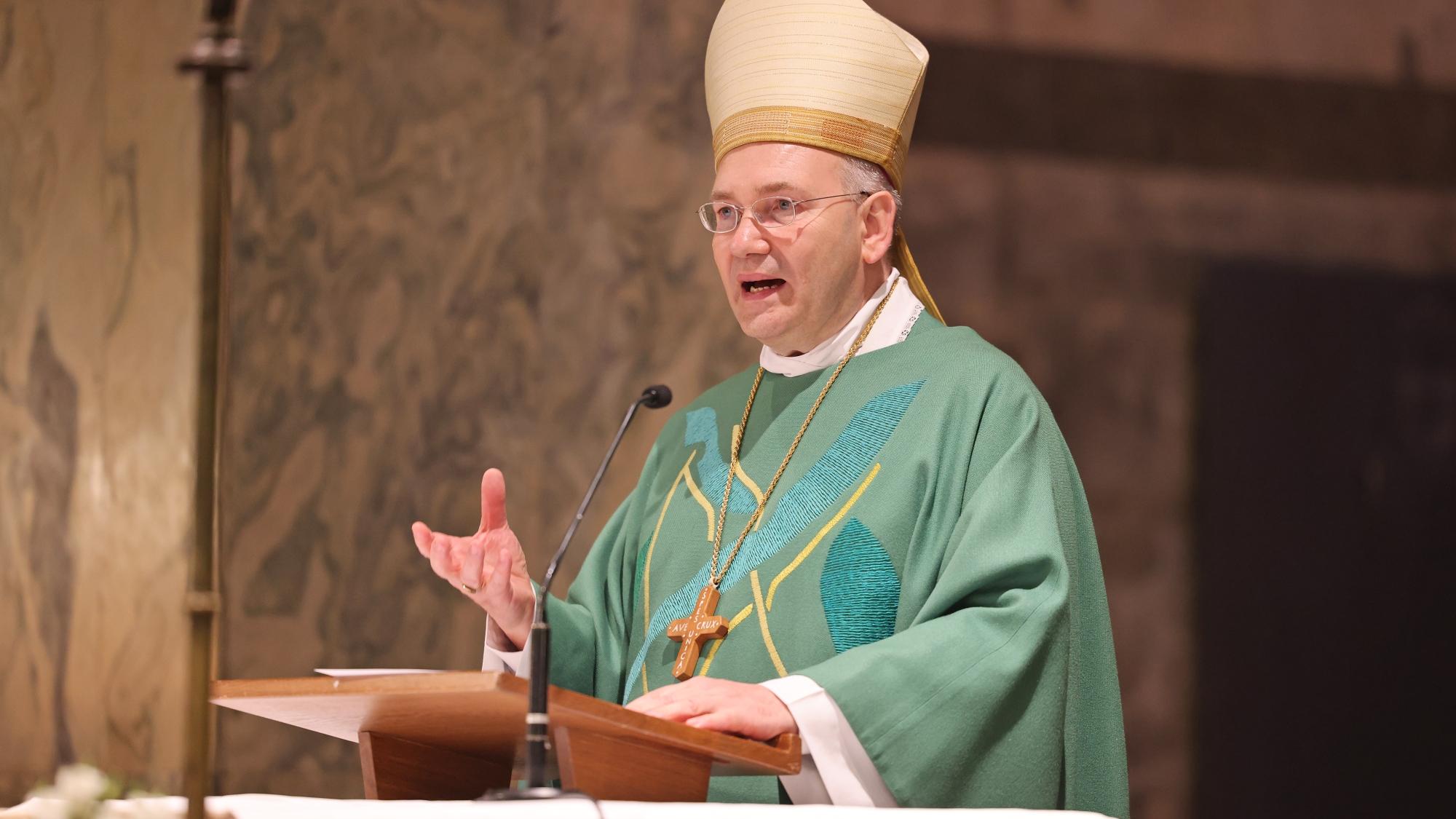 Bischof Dr. Helmut Dieser predigt bei der Eröffnung der Weltsynode im Dom