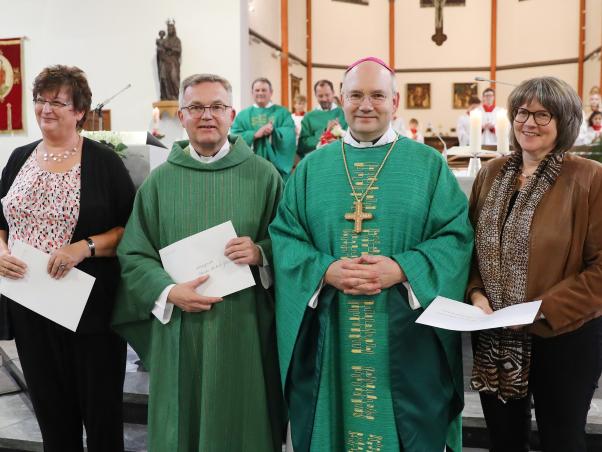 Bischof Dr. Helmut Dieser überreichte dem Regionalteam die Urkunden zur Beauftragung. Das Regionalteam besteht aus Regionalvikar Monsignore Norbert Glasmacher (Leiter der Gemeinschaft der Gemeinden St. Franziskus Düren-Nord), Pastoralreferentin Maria Buttermann (Gemeinschaft der Gemeinden St. Franziskus Düren-Nord) sowie der ehrenamtlichen Mitarbeiterin Gudrun Zentis (Gemeinschaft der Gemeinden Heimbach-Nideggen).