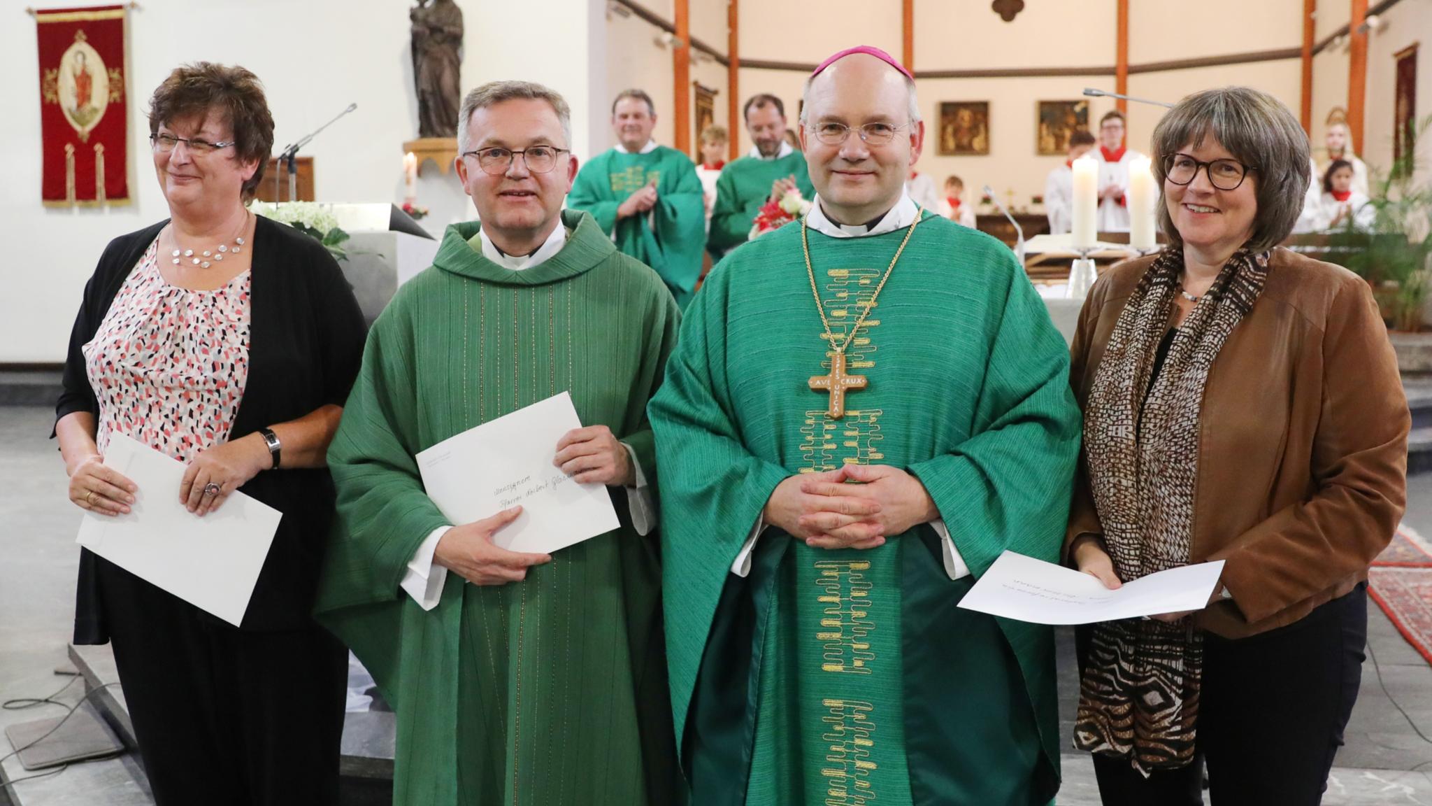 Bischof Dr. Helmut Dieser überreichte dem Regionalteam die Urkunden zur Beauftragung. Das Regionalteam besteht aus Regionalvikar Monsignore Norbert Glasmacher (Leiter der Gemeinschaft der Gemeinden St. Franziskus Düren-Nord), Pastoralreferentin Maria Buttermann (Gemeinschaft der Gemeinden St. Franziskus Düren-Nord) sowie der ehrenamtlichen Mitarbeiterin Gudrun Zentis (Gemeinschaft der Gemeinden Heimbach-Nideggen).