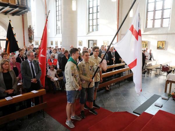 Bischof Dr. Helmut Dieser hat das neue Regionalteam für die Region Kempen/ Viersen offiziell ins Amt eingeführt. Es besteht aus Regionalvikar Pfarrer Johannes Quadflieg (Gemeinschaft der Gemeinden Grefrath), Pastoralreferent Harald Hüller (Gemeinschaft der Gemeinden Viersen Dülken) sowie der ehrenamtlichen Mitarbeiterin Gabi Terhorst (Vorsitzende Regionaler Katholikenrat Kempen/ Viersen).