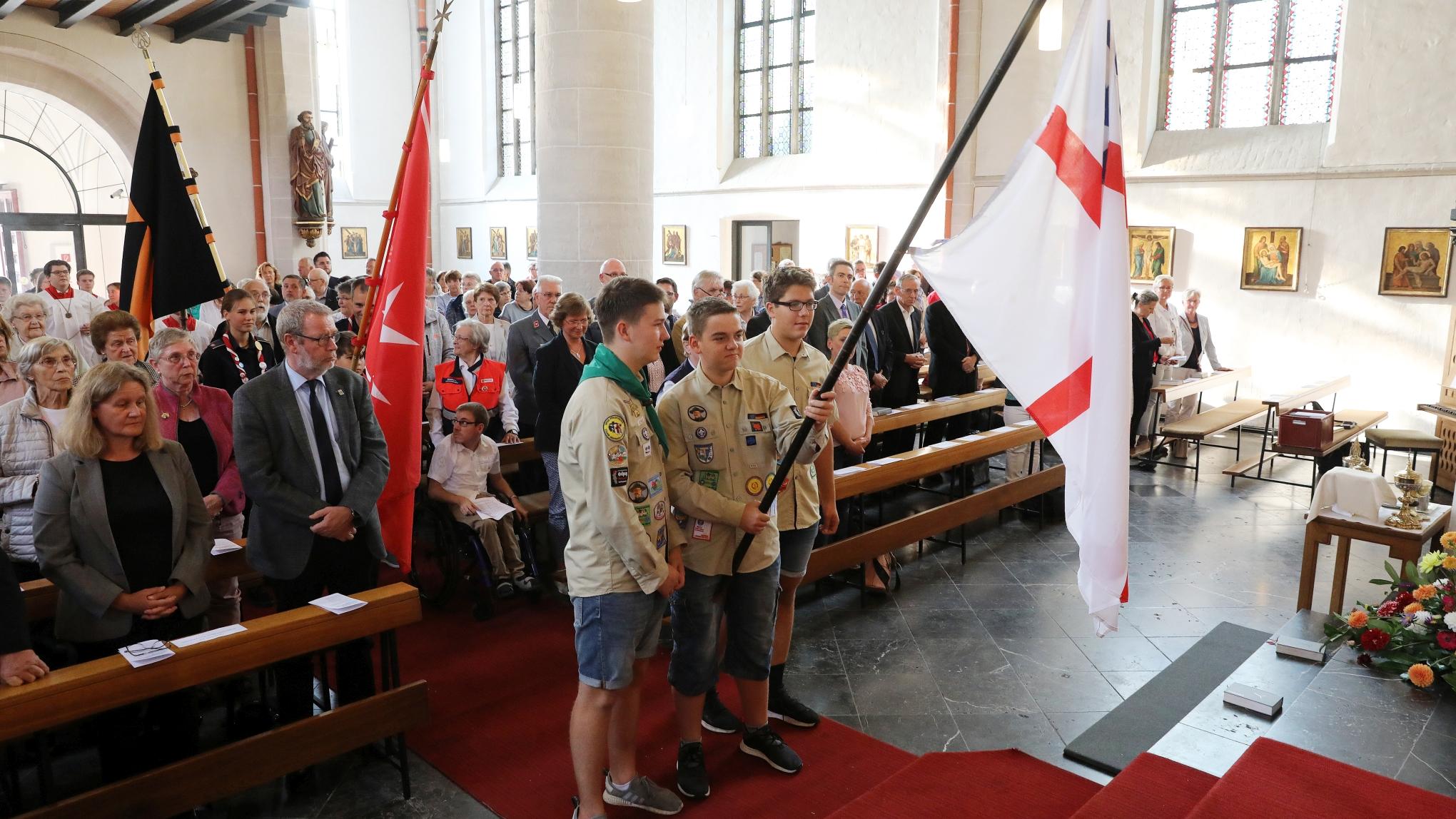 Bischof Dr. Helmut Dieser hat das neue Regionalteam für die Region Kempen/ Viersen offiziell ins Amt eingeführt. Es besteht aus Regionalvikar Pfarrer Johannes Quadflieg (Gemeinschaft der Gemeinden Grefrath), Pastoralreferent Harald Hüller (Gemeinschaft der Gemeinden Viersen Dülken) sowie der ehrenamtlichen Mitarbeiterin Gabi Terhorst (Vorsitzende Regionaler Katholikenrat Kempen/ Viersen).