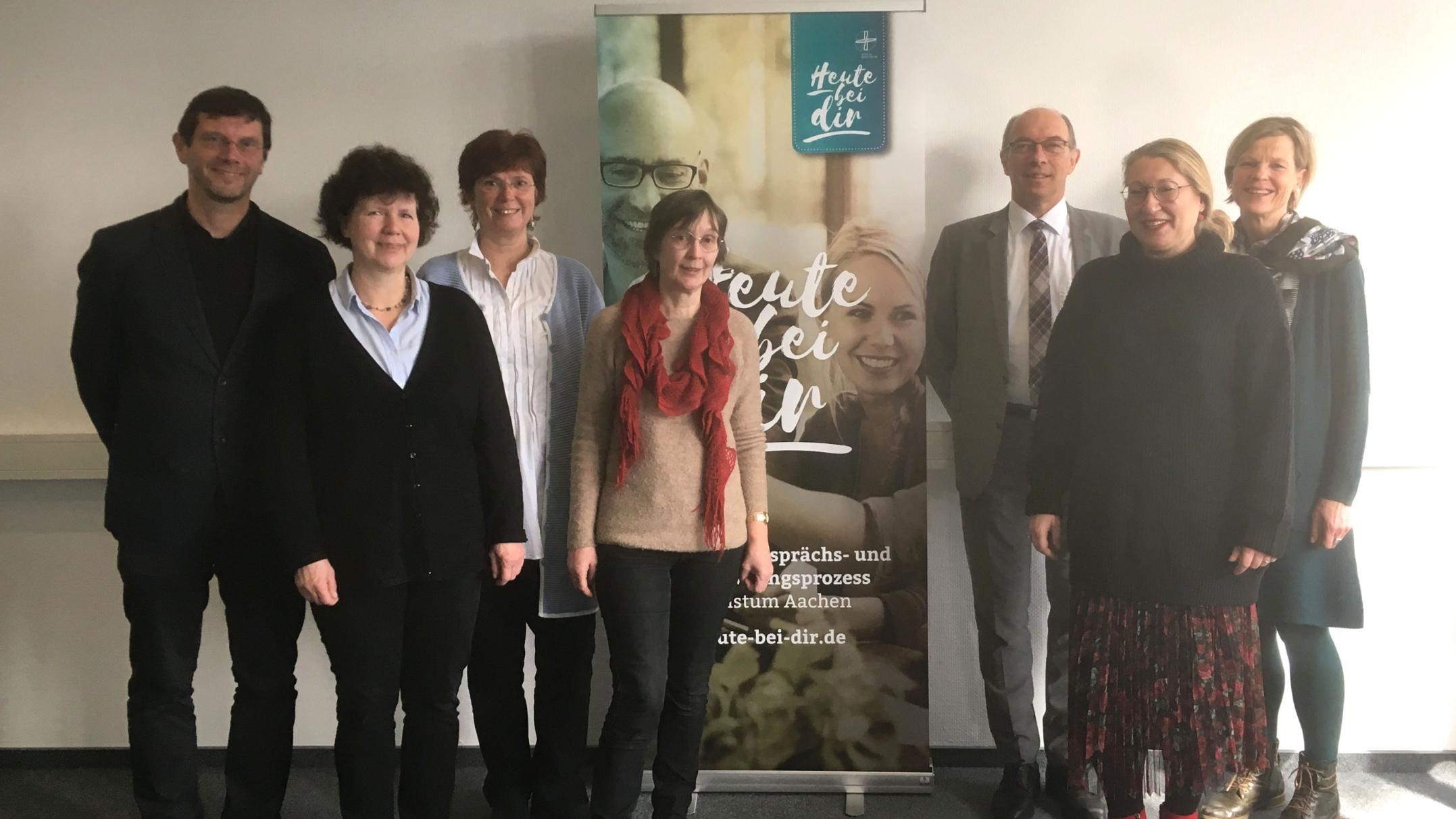 Mit viel Power für den 'Heute bei dir'-Prozess unterwegs (v.L.): Regionalvikar Pfarrer Frank Hendriks, Marie-Theres Rueben (GdG Aachen-Gregor von Burtscheid), Katrin Hohmann (Pastorale Mitarbeiterin im Regionalteam Aachen-Stadt), Laila Vannahme (GdG Aachen-Ost-Eilendorf), Markus Schröder, Sabine Meyer-Wagner (beide aus der GdG Aachen-Franziska von Aachen) und Marielies Schwering (Pastoralreferentin im Büro der Regionen). Auf dem Foto fehlt Walter Nett (Ehrenamtlicher Mitarbeiter im Regionalteam Aachen-Stadt).