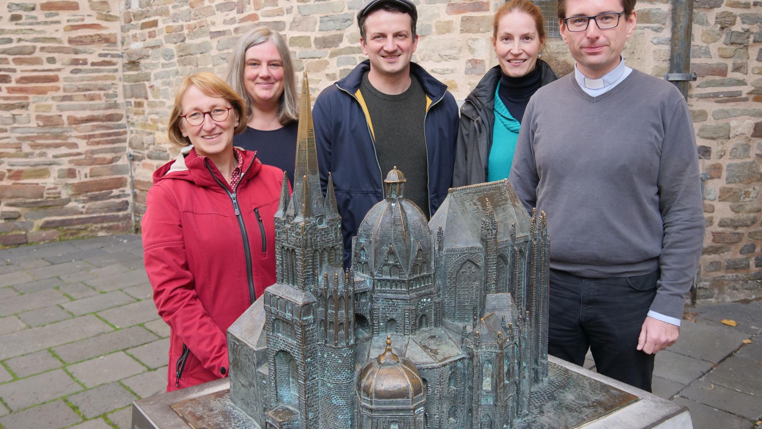 Angela Müller, Susanne Moll, Dr. Christian Schröder, Anja Minder und Michael Marx (v.l.) trafen sich jetzt am Aachener Dom - die Geistliche Begleitung wird aber natürlich in allen Regionen des Bistums unterwegs sein.