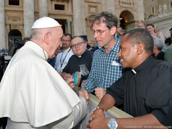 Gerhard Nellessen überreicht Papst Franziskus die 'Heute bei dir'-Printe