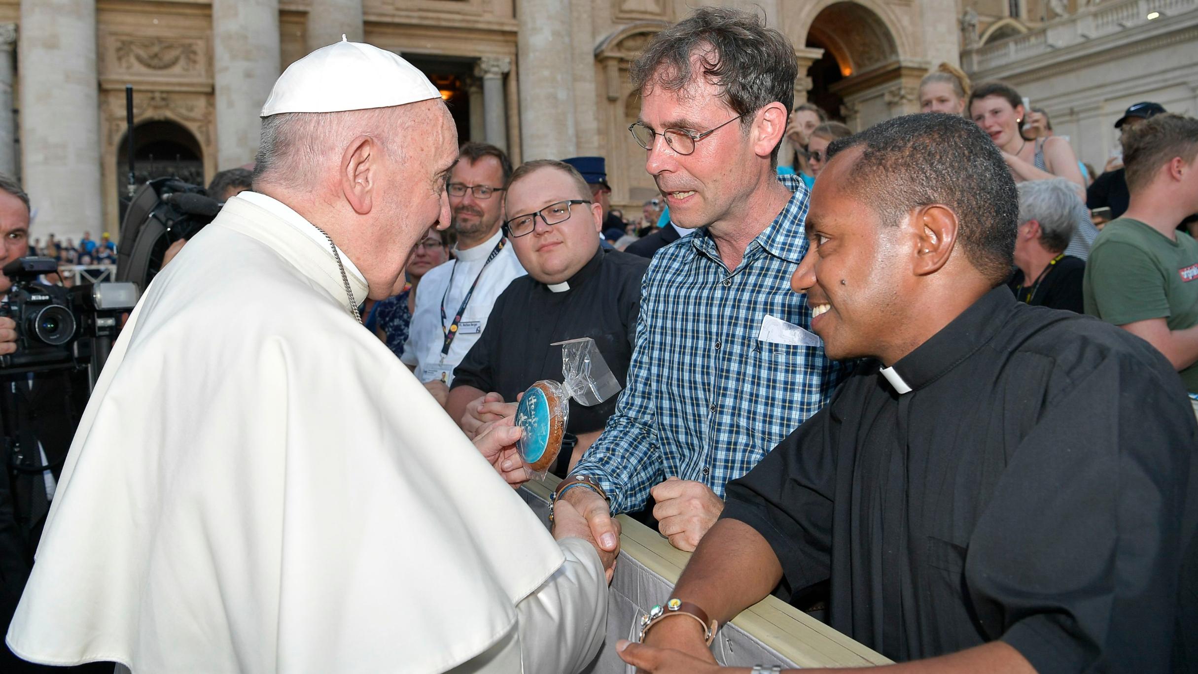 Gerhard Nellessen überreicht Papst Franziskus die 'Heute bei dir'-Printe