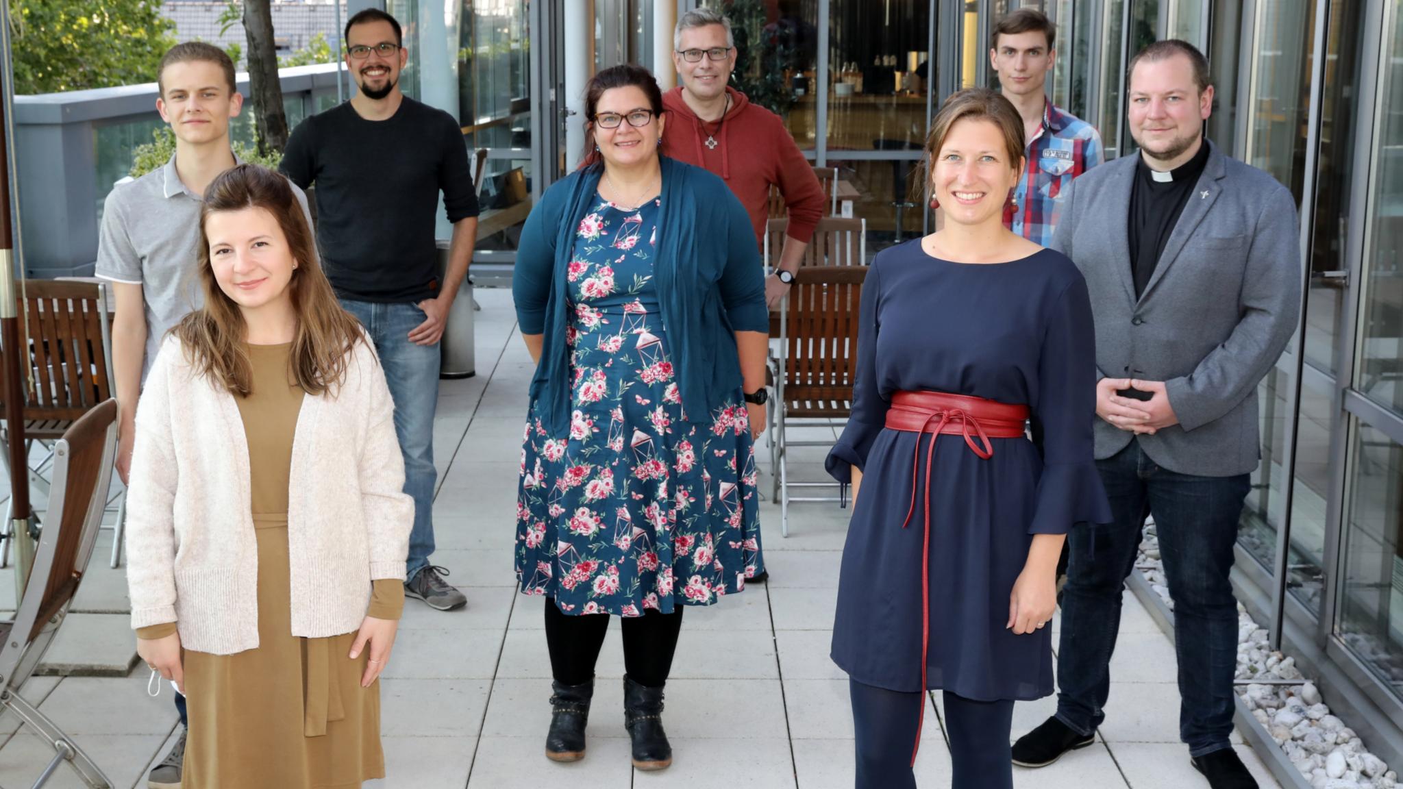 Engagieren sich in der Basis-AG „Leben und Glauben von Jugendlichen und jungen Erwachsenen“: Mirjam Tannenbaum, Karina Siegers (vordere Reihe v.l.), Benedict Peters, Sabine Bischof, Pfarrer Thomas Schlütter (mittlere Reihe v.l.), Dominik Kraues, Pfarrer Achim Köhler und Tom Tauer (hintere Reihe v.l.)