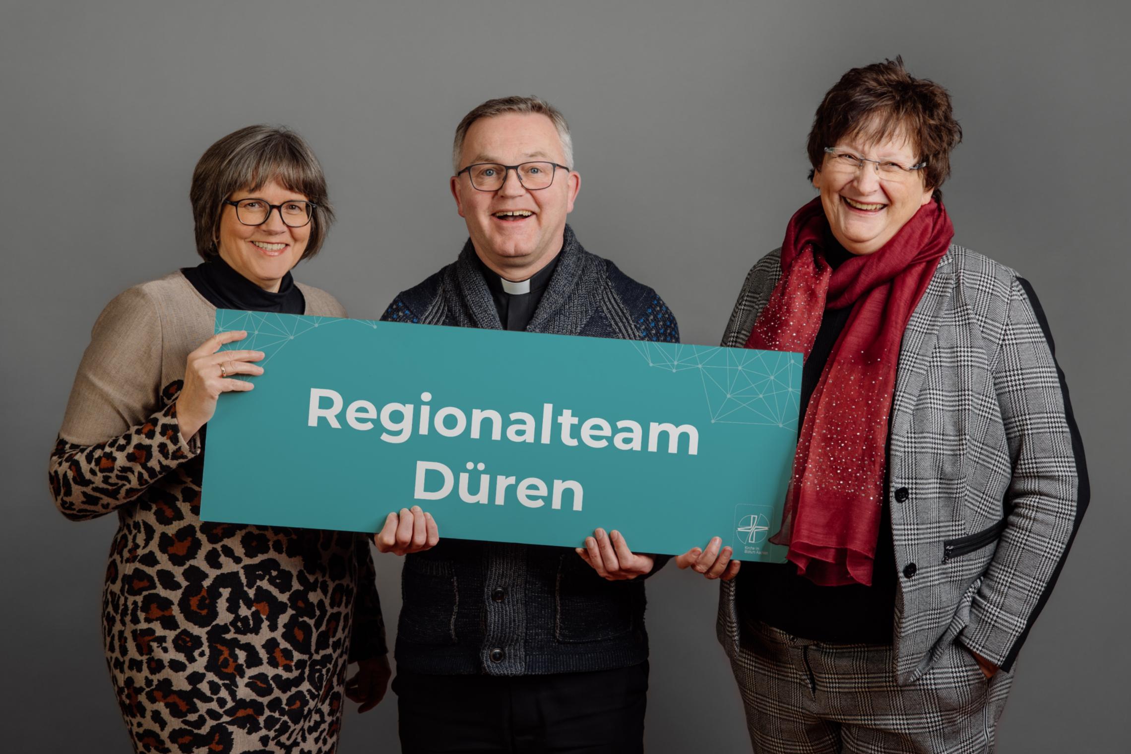 Regionalteams 2023 - 2027 - Regionalteam Düren, (v.l.) Maria Buttermann, Regionalvikar Monsignore Norbert Glasmacher, Gudrun Zentis