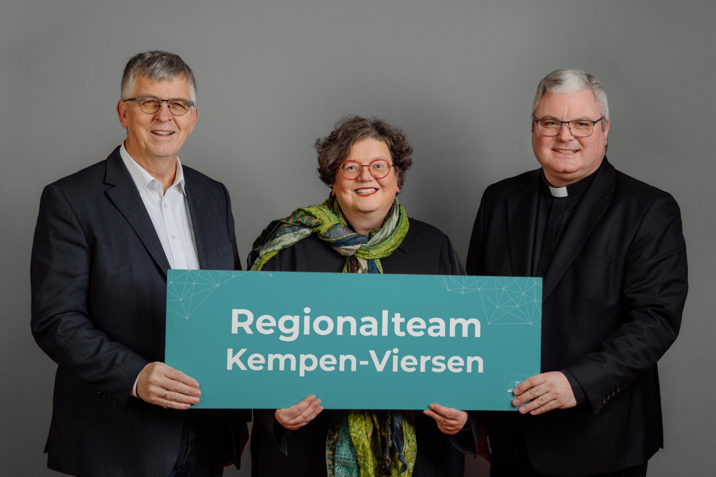 Regionalteams 2023 - 2027 - Regionalteam Kempen-Viersen, (v.l.) Harald Hüller, Gabi Terhorst, Regionalvikar Jan Nienkerke