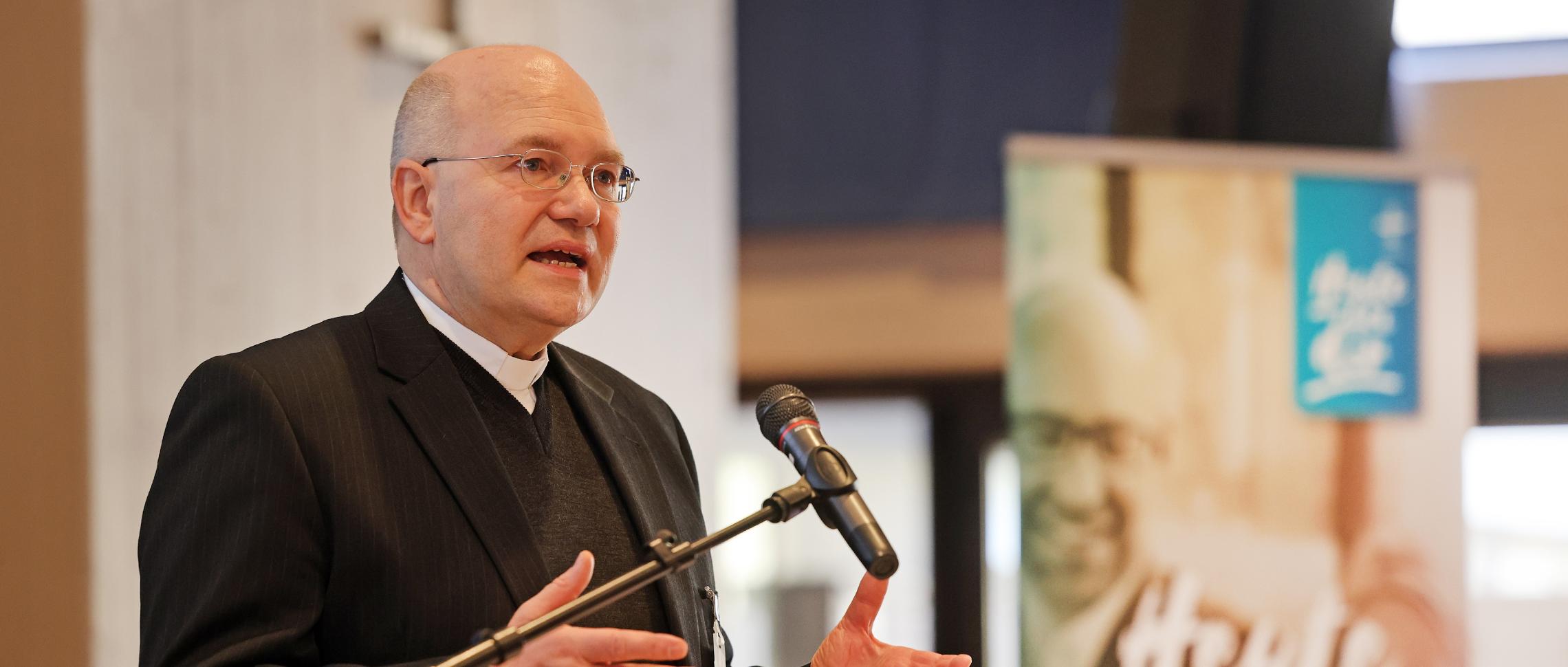 Bischof Dr. Helmut Dieser: 'Gemeinsam gehen'